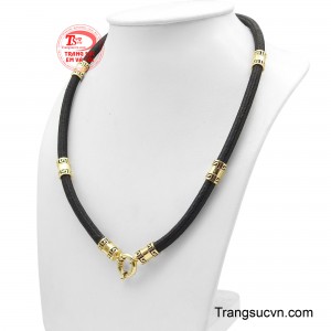 Sở hữu thiết kế tối giản nhưng đầy cá tính, mẫu dây dù bọc vàng mang đến vẻ ngoài nam tính và hiện đại cho người đeo.
