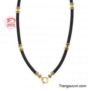 Phần dây dù đen được dệt chắc chắn, tạo cảm giác khỏe khoắn, bền bỉ theo thời gian, đồng thời mang lại sự thoải mái khi sử dụng hàng ngày. 