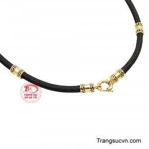 Điểm nhấn nổi bật nằm ở các chi tiết ống trụ bọc vàng sáng bóng, được chạm khắc họa tiết tinh xảo mang hơi hướng cổ điển sang trọng.