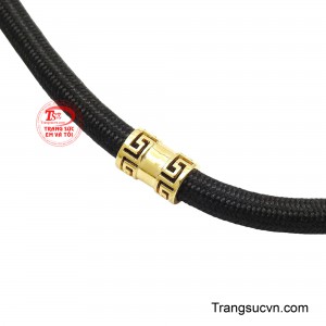 Sự kết hợp giữa sắc đen mạnh mẽ và ánh vàng nổi bật tạo nên tổng thể hài hòa, tôn lên khí chất tự tin và đẳng cấp.