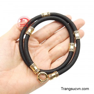 Khóa tròn chắc chắn, dễ sử dụng, giúp cố định dây an toàn mà vẫn đảm bảo tính thẩm mỹ cao.