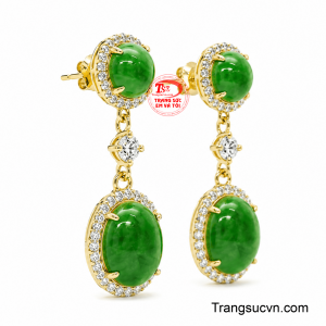 Sắc xanh ngọc cẩm thạch hòa quyện cùng ánh vàng sang trọng tạo nên đôi hoa tai mang vẻ đẹp đầy mê hoặc và quý phái.