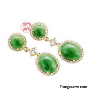 Sắc xanh ngọc cẩm thạch hòa quyện cùng ánh vàng sang trọng tạo nên đôi hoa tai mang vẻ đẹp đầy mê hoặc và quý phái. 