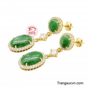 Những viên đá trắng lấp lánh bao quanh càng tôn lên chiều sâu huyền bí và độ sang của ngọc cẩm thạch thiên nhiên.