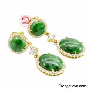 Đây không chỉ là trang sức mà còn là điểm nhấn thể hiện thần thái thanh lịch và khí chất riêng của người phụ nữ hiện đại. 