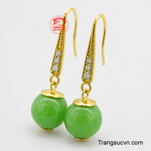 Thiết kế kết hợp vàng 10K tinh tế cùng những viên đá trắng lấp lánh giúp đôi hoa tai trở nên nổi bật và quý phái khi đeo.