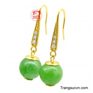 Thiết kế kết hợp vàng 10K tinh tế cùng những viên đá trắng lấp lánh giúp đôi hoa tai trở nên nổi bật và quý phái khi đeo. 