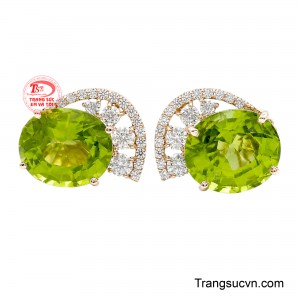 Viên đá chủ oval được cắt giác tinh xảo, phản chiếu ánh sáng đầy cuốn hút, kết hợp cùng dải đá trắng lấp lánh tạo nên tổng thể thanh lịch nhưng vẫn đầy cá tính.