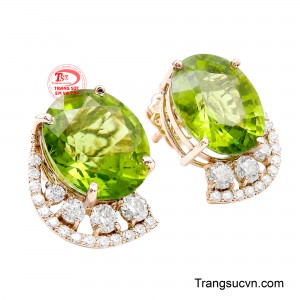 Thiết kế mềm mại ôm lấy viên đá tựa như vầng hào quang, tôn lên thần thái quý phái và nét tự tin của người đeo. 