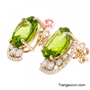 Đôi hoa tai không chỉ tỏa sáng bởi vẻ đẹp thanh tao mà còn mang ý nghĩa của sự thịnh vượng và may mắn. 