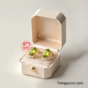 Sắc xanh peridot tươi mát hòa cùng ánh đá lấp lánh tạo nên điểm nhấn nổi bật.