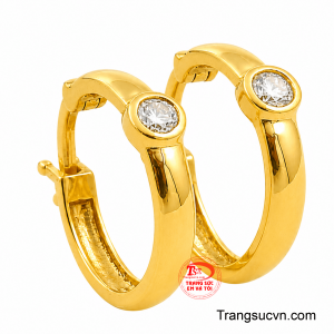 Điểm nhấn đá trắng tinh khiết được đính khéo léo giúp đôi hoa tai phản chiếu ánh sáng rực rỡ trong từng chuyển động.
