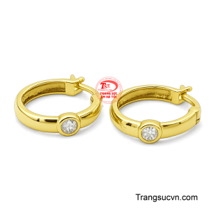 Chất liệu vàng 18K cao cấp không chỉ tạo vẻ đẹp bền lâu mà còn khẳng định gu thẩm mỹ tinh tế của người đeo.