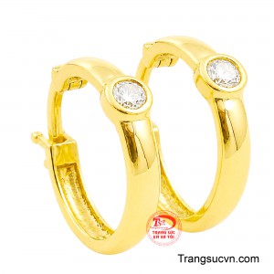 Điểm nhấn đá trắng tinh khiết được đính khéo léo giúp đôi hoa tai phản chiếu ánh sáng rực rỡ trong từng chuyển động. 