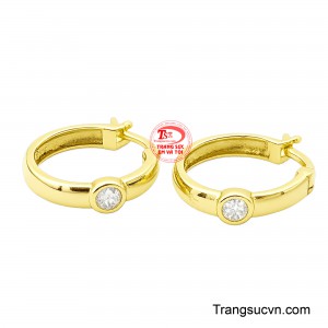 Chất liệu vàng 18K cao cấp không chỉ tạo vẻ đẹp bền lâu mà còn khẳng định gu thẩm mỹ tinh tế của người đeo.