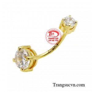 Nổi bật với sắc vàng sang trọng kết hợp cùng hai viên đá sáng lấp lánh đầy cuốn hút.