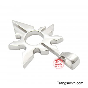 Từng đường cắt tinh gọn kết hợp bề mặt kim loại sáng bóng giúp tổng thể trở nên hiện đại, nam tính nhưng vẫn đầy nghệ thuật.