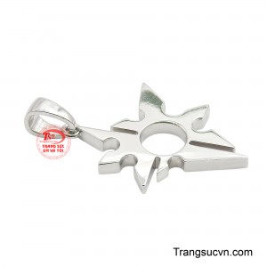 Kiểu dáng lấy cảm hứng từ biểu tượng sắc nhọn đầy năng lượng, tạo nên vẻ ngoài nổi bật và cuốn hút cho người đeo.