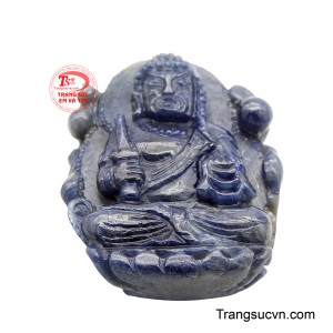 Mặt Phật Sapphire Bất Động Minh Vương toát lên vẻ uy nghiêm và mạnh mẽ với sắc xanh sapphire sâu thẳm đầy cuốn hút. 