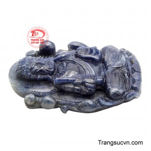 Sự kết hợp giữa vẻ đẹp sang trọng của sapphire và giá trị tâm linh tạo nên món trang sức vừa đẳng cấp vừa mang ý nghĩa bảo hộ bình an. 