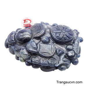 Mặt dây như lời chúc về may mắn, tài lộc và cuộc sống an nhiên, phù hợp dành cho những ai yêu thích vẻ đẹp tinh tế mang chiều sâu tâm linh.