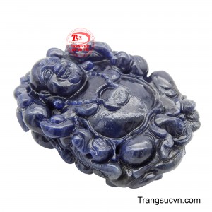 Ánh lụa đá trong trẻo kết hợp cùng từng đường nét mềm mại tạo nên tổng thể hài hòa