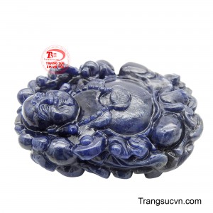 Thiết kế nổi bật không chỉ tôn lên vẻ đẹp đẳng cấp cho người đeo mà còn biểu trưng cho niềm vui, may mắn và cuộc sống an nhiên viên mãn.