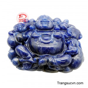 Nổi bật với sắc xanh lam sâu thẳm của sapphire tượng trưng cho trí tuệ, tài lộc và bình an.