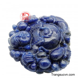 Thiết kế hài hòa giữa chất liệu cao cấp và giá trị phong thủy giúp mặt dây trở thành điểm nhấn đẳng cấp.