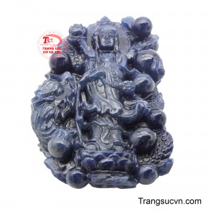 Chạm khắc tinh xảo hình Quan Âm Bồ Tát cùng các biểu tượng phong thủy mang đến bình an, may mắn và tài lộc cho người đeo.