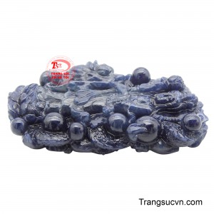 Mặt sapphire có bề mặt bóng mịn, độ trong suốt cao, từng chi tiết được chế tác tỉ mỉ.