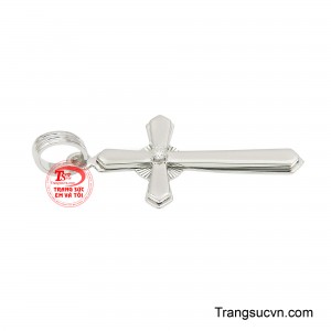 Điểm nhấn nổi bật là viên đá trung tâm lấp lánh, tượng trưng cho ánh sáng đức tin và niềm hy vọng.