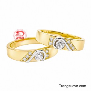 Nhẫn cưới Gắn Kết Trăm Năm nổi bật với thiết kế hai nửa trái tim ghép đôi đầy ý nghĩa.