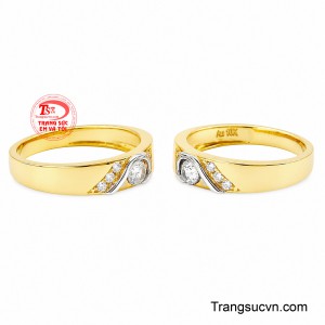 Đường nét uốn lượn mềm mại kết hợp chất liệu vàng sang trọng và những viên đá lấp lánh tạo nên vẻ đẹp tinh tế, hiện đại nhưng vẫn đậm chất lãng mạn.