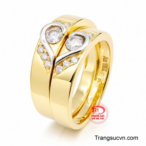 Cặp nhẫn như lời hẹn ước về sự thủy chung, đồng hành và gắn bó bền chặt theo năm tháng. 