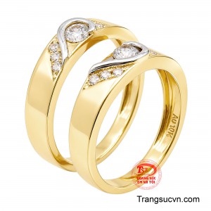 Điểm nhấn trái tim đối xứng khi đặt cạnh nhau mang thông điệp: dù khác biệt, hai người vẫn luôn thuộc về nhau và cùng tạo nên một tình yêu trọn vẹn.