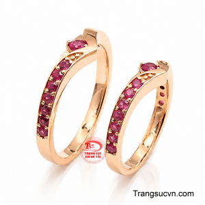 Hai chiếc nhẫn vàng hồng gắn ruby như lời hẹn ước ngọt ngào, mang sắc đỏ tượng trưng cho tình yêu nồng cháy và bền lâu.