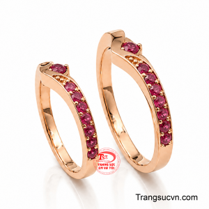 Ánh vàng hồng dịu dàng kết hợp cùng sắc ruby quyến rũ tạo nên vẻ đẹp sang trọng và đầy cảm xúc cho ngày trọng đại.