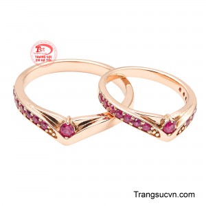 Nhẫn cưới vàng hồng gắn ruby với thiết kế thanh mảnh nhưng đầy tinh tế.