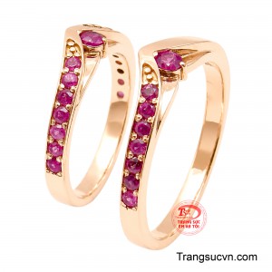 Hai chiếc nhẫn vàng hồng gắn ruby như lời hẹn ước ngọt ngào, mang sắc đỏ tượng trưng cho tình yêu nồng cháy và bền lâu.