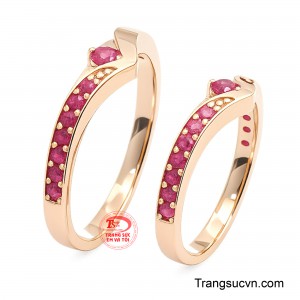 Ánh vàng hồng dịu dàng kết hợp cùng sắc ruby quyến rũ tạo nên vẻ đẹp sang trọng và đầy cảm xúc cho ngày trọng đại. 