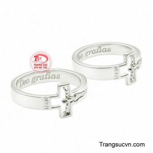 Nhẫn đôi bạc thánh giá là sự kết hợp tinh tế giữa vẻ đẹp hiện đại và ý nghĩa thiêng liêng. 