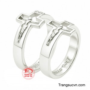 Được chế tác từ bạc cao cấp với bề mặt sáng bóng đặc trưng, sản phẩm mang đến cảm giác sang trọng nhưng vẫn nhẹ nhàng, phù hợp cho cả nam và nữ. 