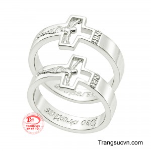 Điểm nhấn nổi bật nằm ở họa tiết thánh giá được khắc chạm tỉ mỉ trên mặt nhẫn  biểu tượng của niềm tin, sự bảo vệ và tình yêu bền vững.