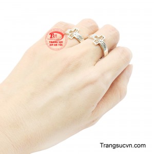 Dáng nhẫn cứng cáp, đường nét sắc sảo nhưng vẫn đảm bảo đeo thoải mái hằng ngày. 