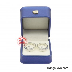 Màu bạc trung tính dễ phối với nhiều phong cách từ thanh lịch đến cá tính.
