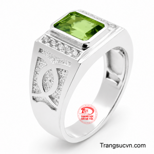Nhẫn nam bạc gắn đá Peridot mang vẻ đẹp mạnh mẽ nhưng vẫn đầy tinh tế, phù hợp cho quý ông yêu thích phong cách sang trọng và khác biệt. 