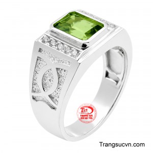 Nhẫn nam bạc gắn đá Peridot mang vẻ đẹp mạnh mẽ nhưng vẫn đầy tinh tế.