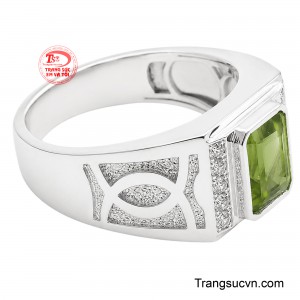 Viên đá Peridot thiên nhiên màu xanh lục nổi bật tượng trưng cho sự may mắn, thịnh vượng và nguồn năng lượng tích cực. 
