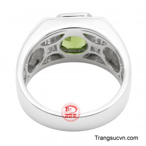 Thiết kế thân nhẫn bạc chắc chắn kết hợp họa tiết đính đá tinh xảo giúp tôn lên vẻ nam tính và đẳng cấp khi đeo trên tay. 